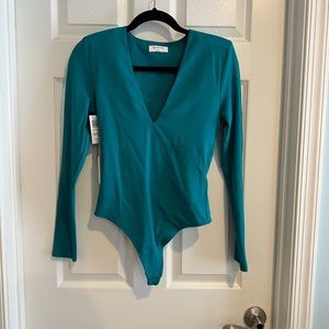 Babaton contour, V-neck Long sleeve bodysuit